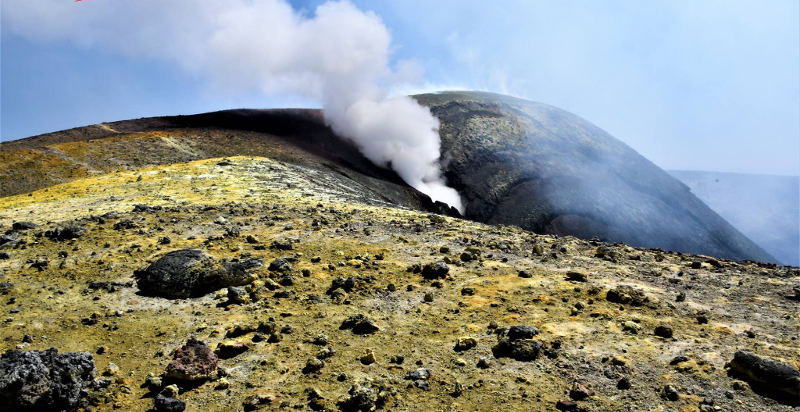 Lava solidificata e rocce nere lungo il trekking Etna