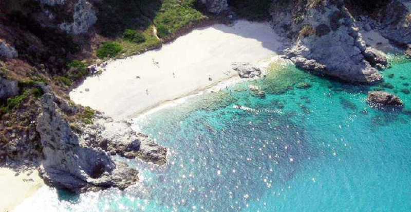 Esplorazione della costa calabrese in gommone