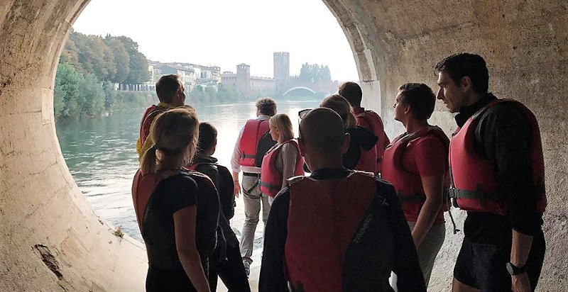 Partecipanti si preparano per discesa rafting sull'Adige