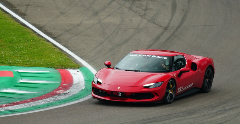 Pilota e passeggero pronti al via a bordo dell'innovativa Ferrari 296 GTB ad Airola