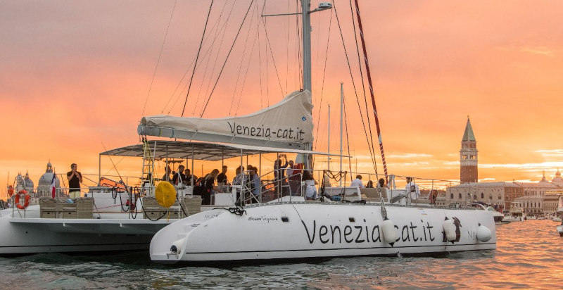 Aperitivo con tramonto mozzafiato sulla laguna veneziana visto dalla barca