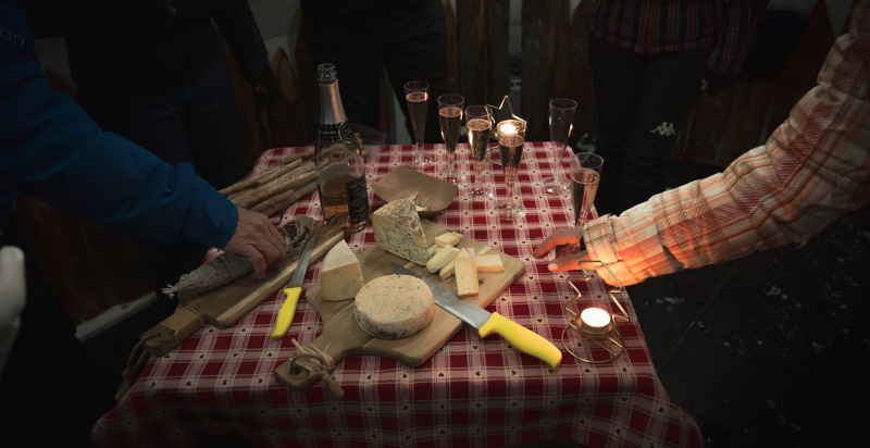 aperitivo von vino formaggio salumi nel chalet a Sauze di Cesana Torino