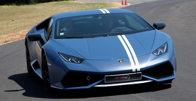 Guida una Lamborghini sulla pista di Varano per un'esperienza unica di velocità e potenza