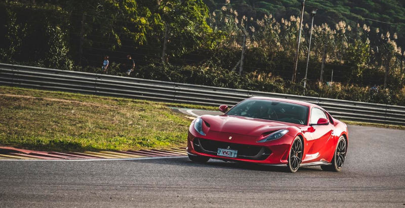 Ferrari Superfast 812 in curva a Racalmuto Sicilia