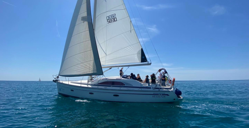 Barca a vela navigando nelle acque di Caorle