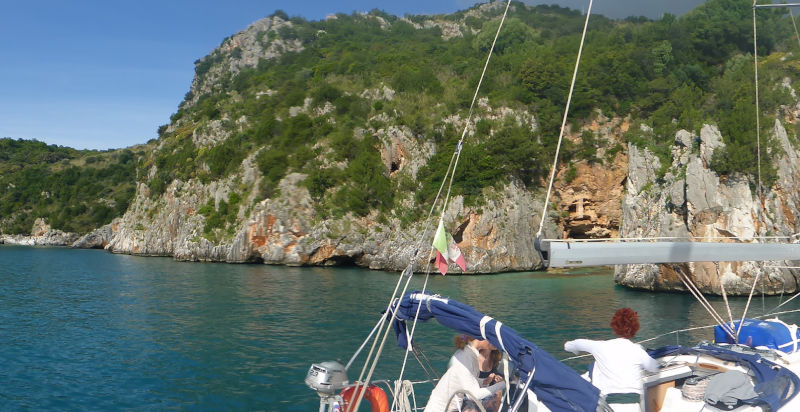 Navigazione a vela tra le calette nascoste del Cilento