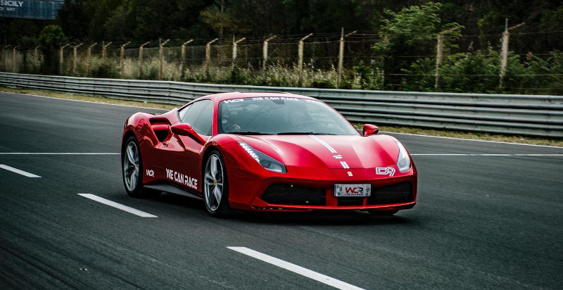 Buono regalo esclusivo per guidare una Ferrari sul circuito automobilistico franco di suni