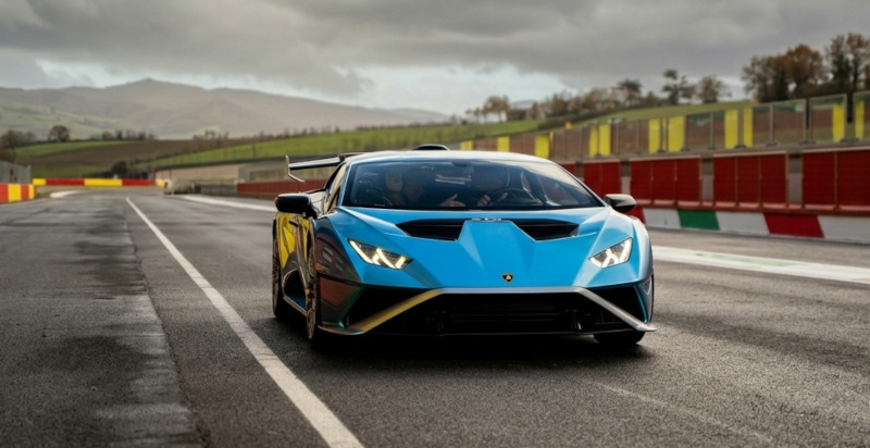 Buono regalo di regali24 per guidare in pista una Lamborghini Huracán STO a Binetto