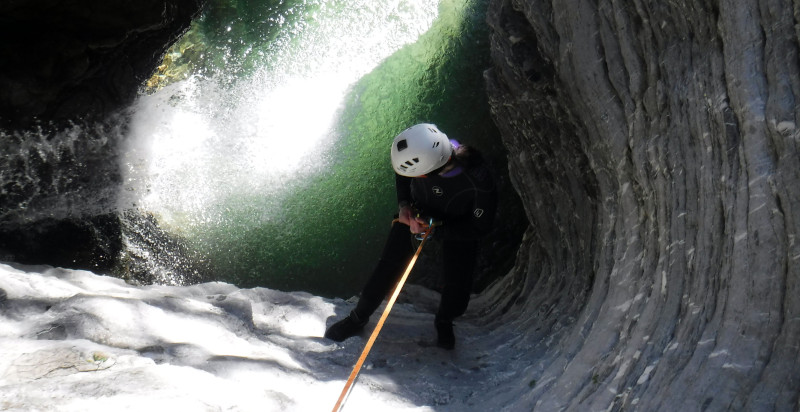 Escursione di canyoning in Sicilia, calate con corde e tuffi tra laghi e rocce