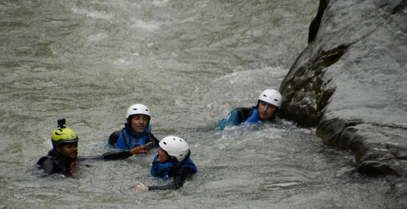 Escursionisti che praticano torrentismo in Valsesia