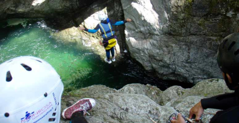 Percorso di canyoning immerso nella natura del Piemonte