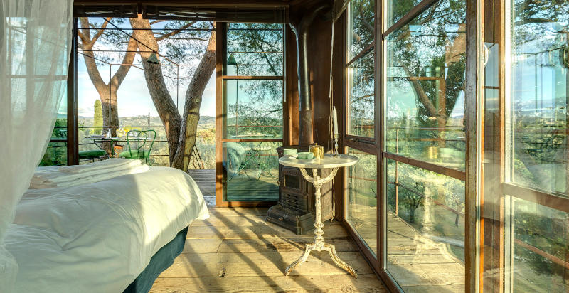 Interno accogliente di casa sull’albero con arredo vintage