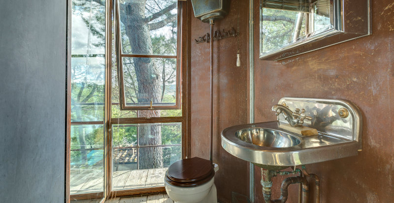 Bagno con doccia in casa sull’albero vicino a Firenze