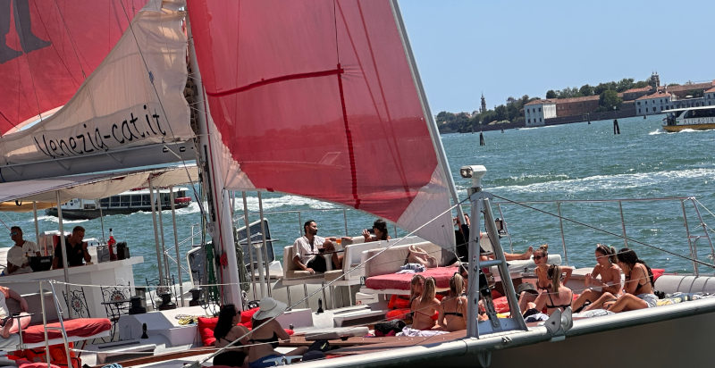 Evento esclusivo su un catamarano a Venezia con aperitivo