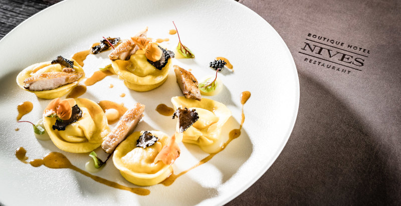 Ravioli ripieni fatti a mano con erbe di montagna 