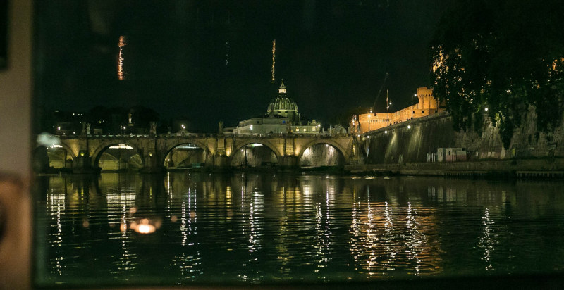 Cena romantica sul Tevere con atmosfera unica