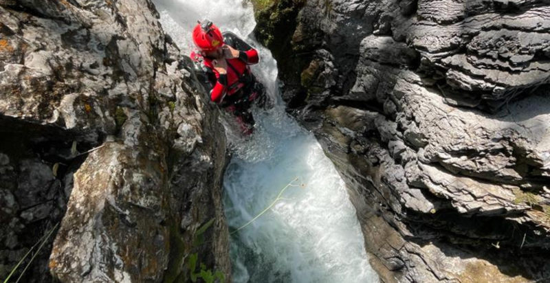 Escursione nel fiume in Val Brembana immersi nella natura alpina