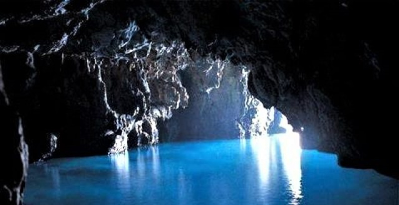 escursione in gommone verso la grotta dell'olio