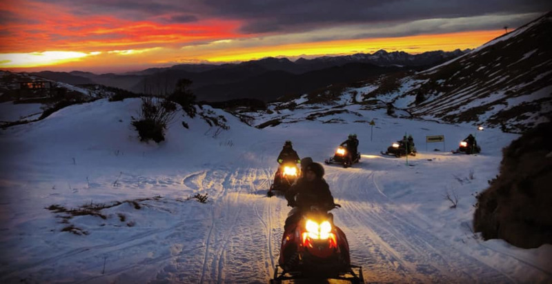 Vista panoramica dei boschi innevati durante un'escursione in motoslitta a Montecampione
