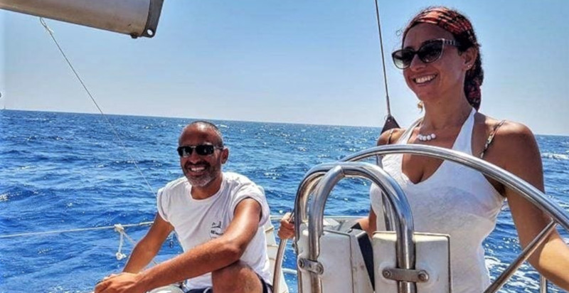 Partecipanti all'escursione in barca nel Salento, con vista sulla costa adriatica