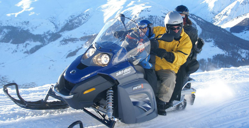 Avventura in motoslitta a Livigno con vista panoramica sulle Alpi