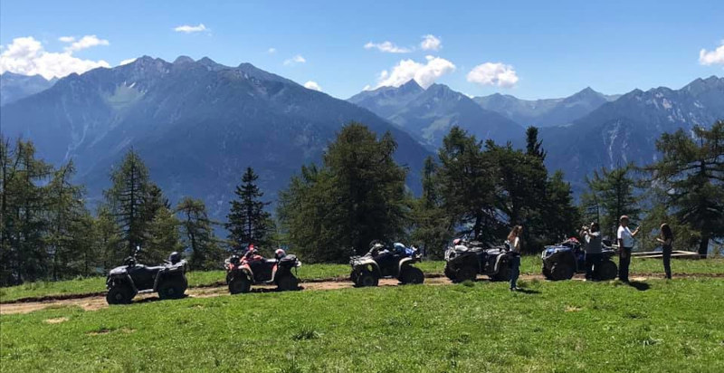 Panorama delle Alpi durante un tour in quad