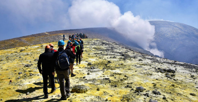 Gruppo in visita guidata sull’Etna con guida esperta