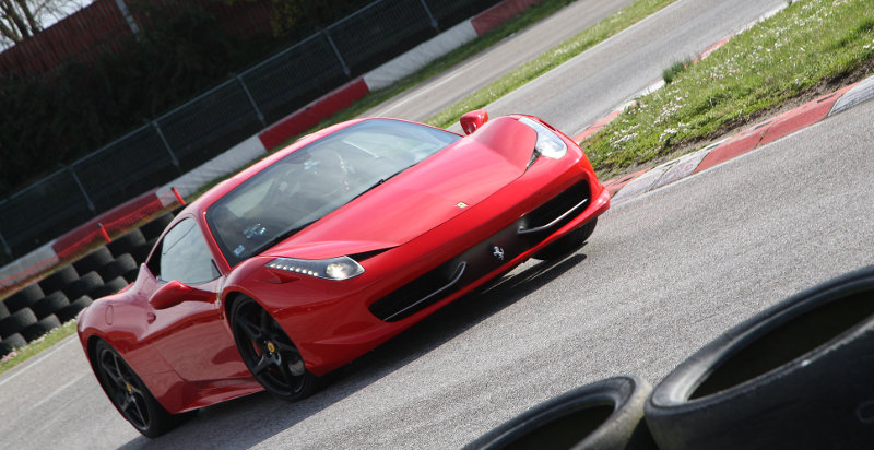 Esperienza Ferrari da passeggero sul circuito vicino a Pavia
