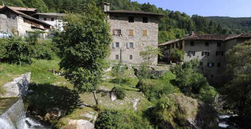 Notte suggestiva in una dimora tipica nel borgo trentino di San Lorenzo Dorsino