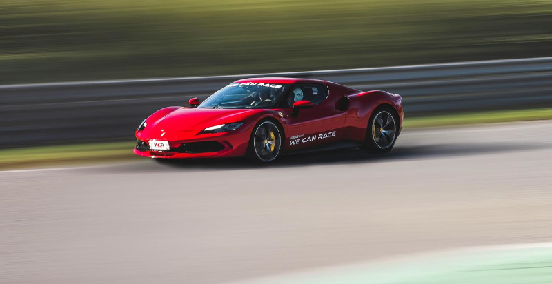 Ferrari 296 GTB nel circuito di Airola