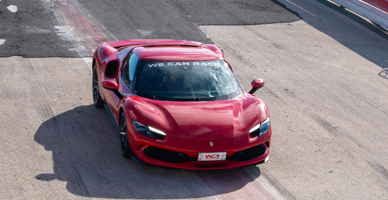 La silhouette rossa della Ferrari 296 GTB da 830 CV pronta a entrare in pista sul circuito di Binetto