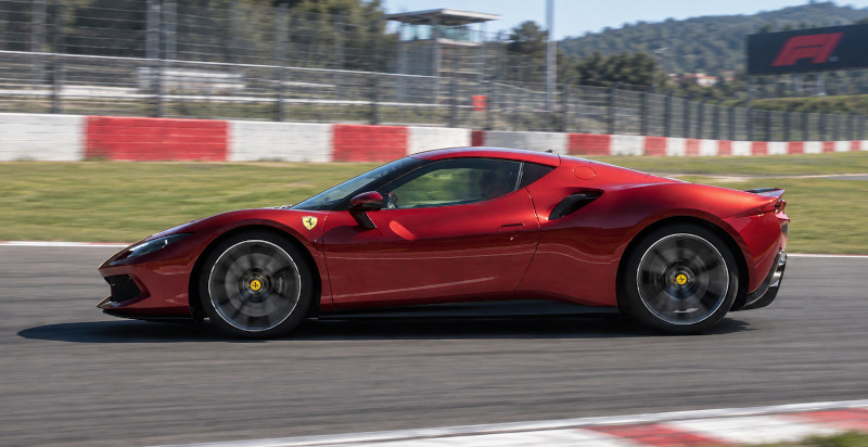 Ferrari 296 GTB in pista all'Autodromo Internazionale del Mugello
