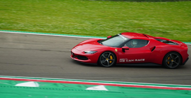 Ferrari 296 GTB sulla pista La Conca