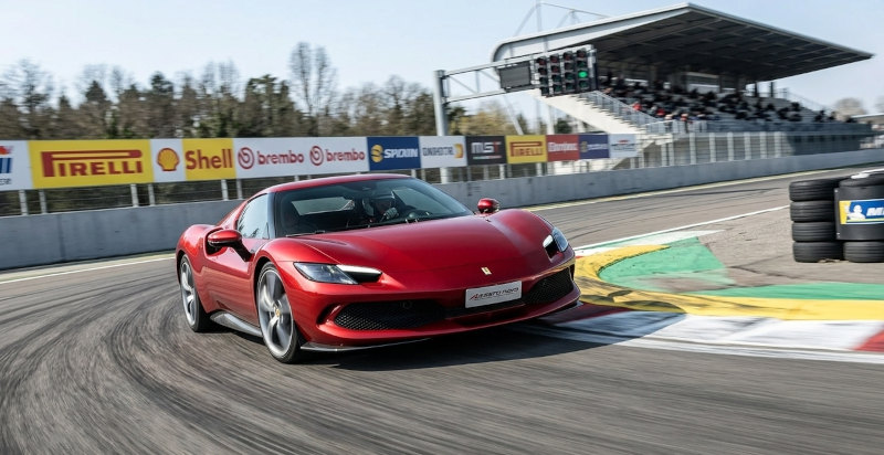 Ferrari 296 GTB sul circuito di Vairano