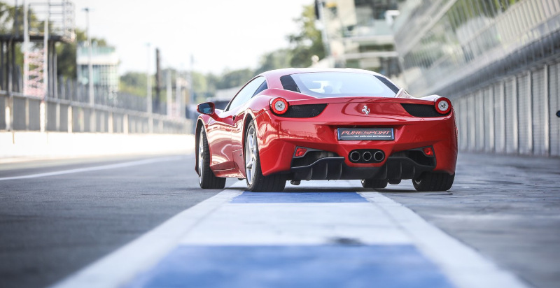 Ferrari 458 Italia nei box del circuito di Cremona pronta per un’esperienza in pista