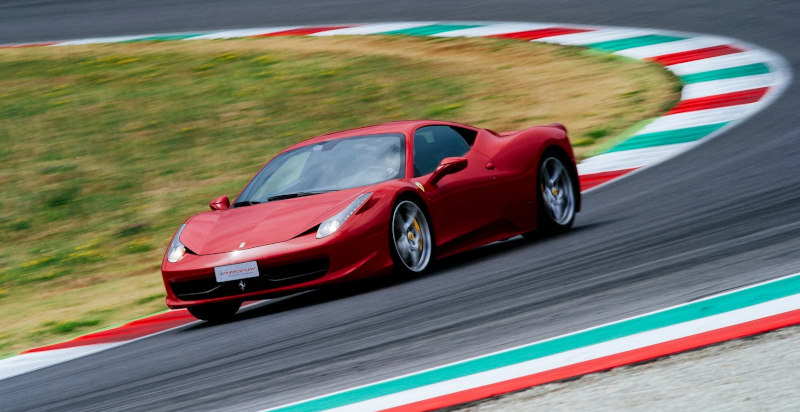 Ferrari affronta una curva a velocità elevata sulla pista di Monza