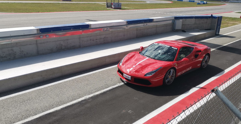 Ferrari 488 GTB rossa in accelerazione sul rettilineo di 450 metri della pista di Mores