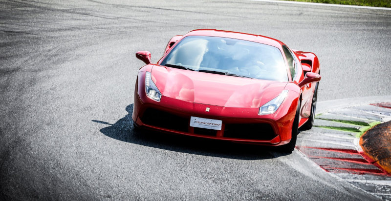 Ferrari 488 GTB affronta una curva tecnica dell’Autodromo di Imola con precisione sportiva