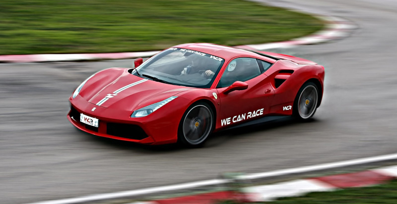 Giro in pista al volante di una Ferrari 488 GTB rossa all'Autodromo di Racalmuto