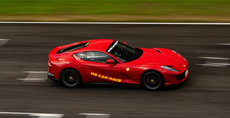 Ferrari 812 Superfast in accelerazioni sul circuito di Airola
