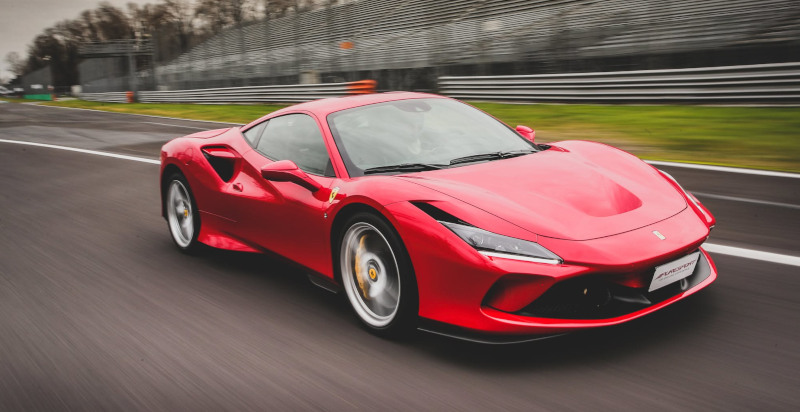 Ferrari F8 Tributo rossa in pista sul circuito di Monza