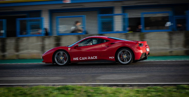 Guida sportiva Ferrari circuito Binetto Bari