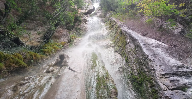 Avventura al Canyoning Forra del Casco: Scivoli Naturali e Emozioni