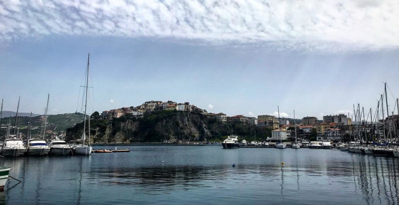 Veduta panoramica della costa cilentana da una barca a vela