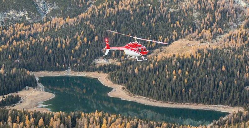 Elicottero sorvola le montagne del Parco delle Orobie vicino a Sondrio