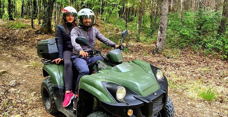 Quad in movimento tra le dolci colline dell'Umbria a Assisi