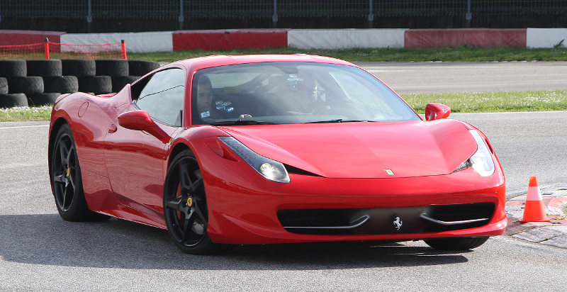 Guidare una Ferrari o Lamborghini in pista a Pomposa