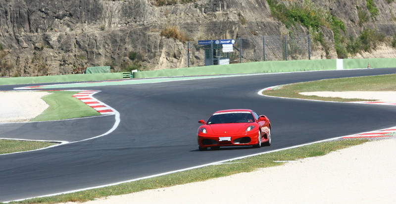 Esperienza di guida di una Ferrari su una pista vicino a Milano