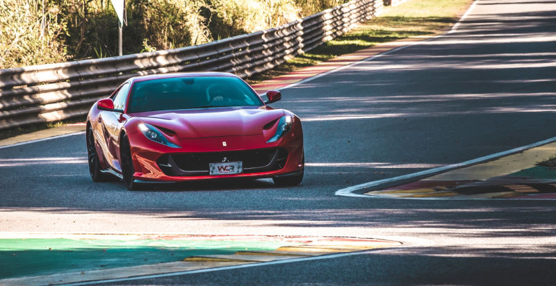 guidare ferrari 812 superfast magione