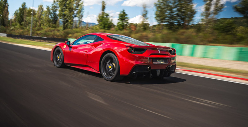 Pilota guida di una Ferrari in pista vicino a Torino